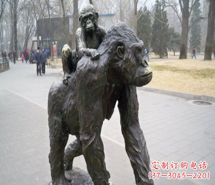 贵州多姿多彩的猩猩雕塑