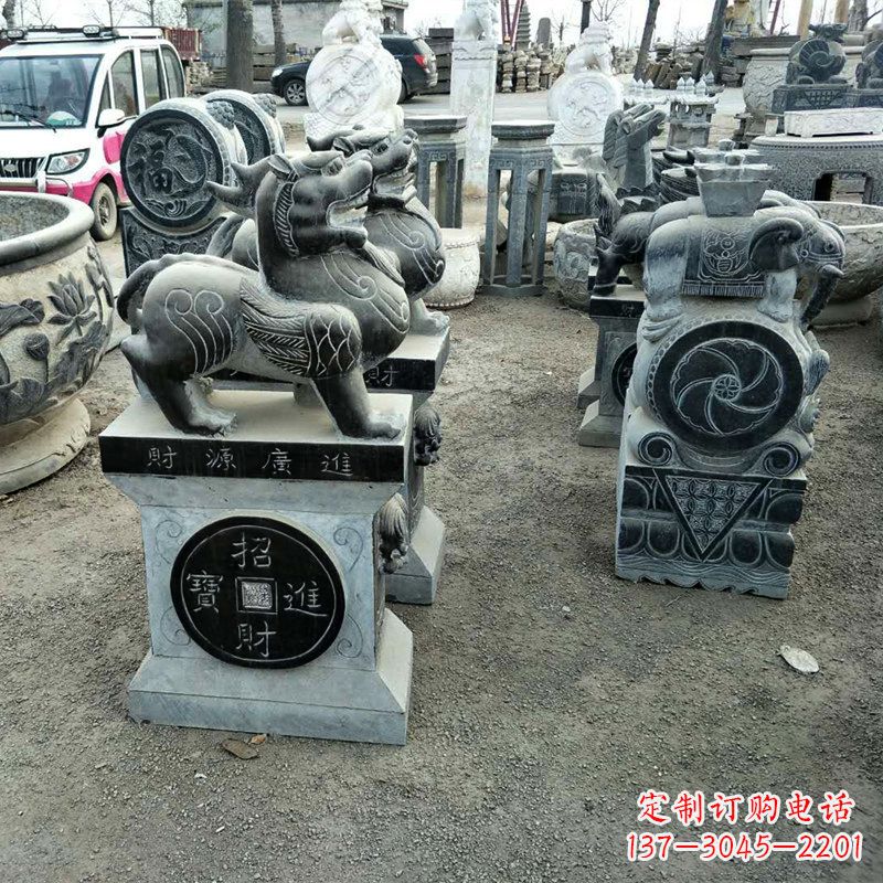 贵州中领雕塑拥有一支由经验丰富的石雕大师组成…