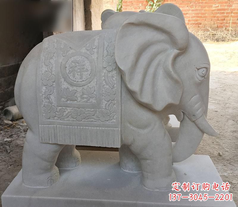 贵州风格多样的大象雕塑