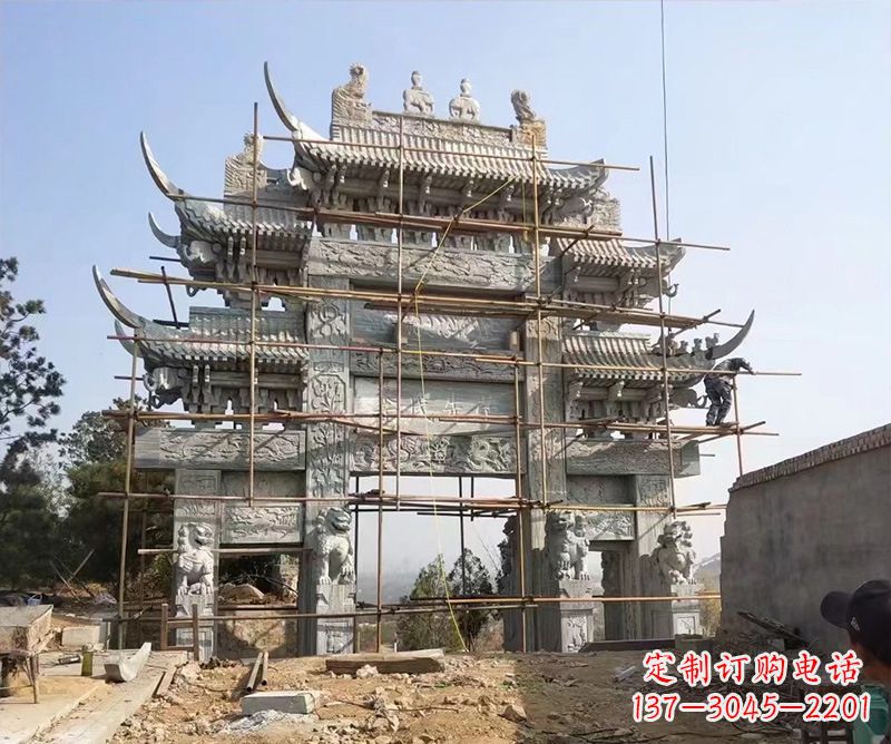 贵州石牌坊外东侧的龙凤雕塑