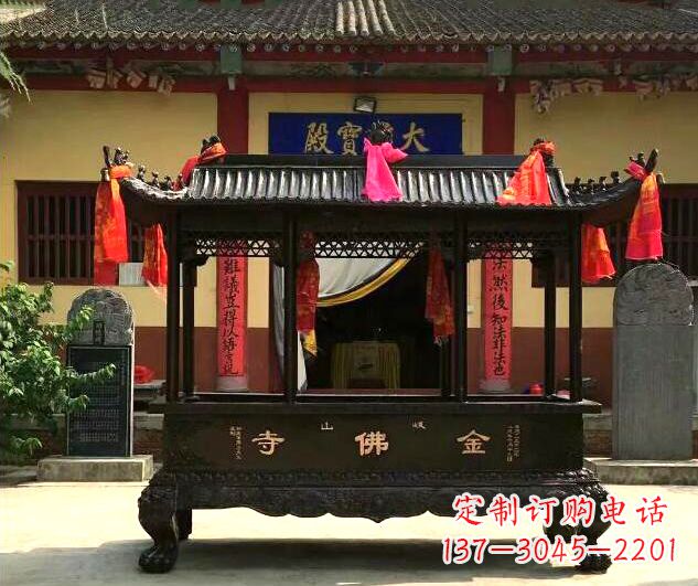 贵州双兽头三足雕花铜香炉