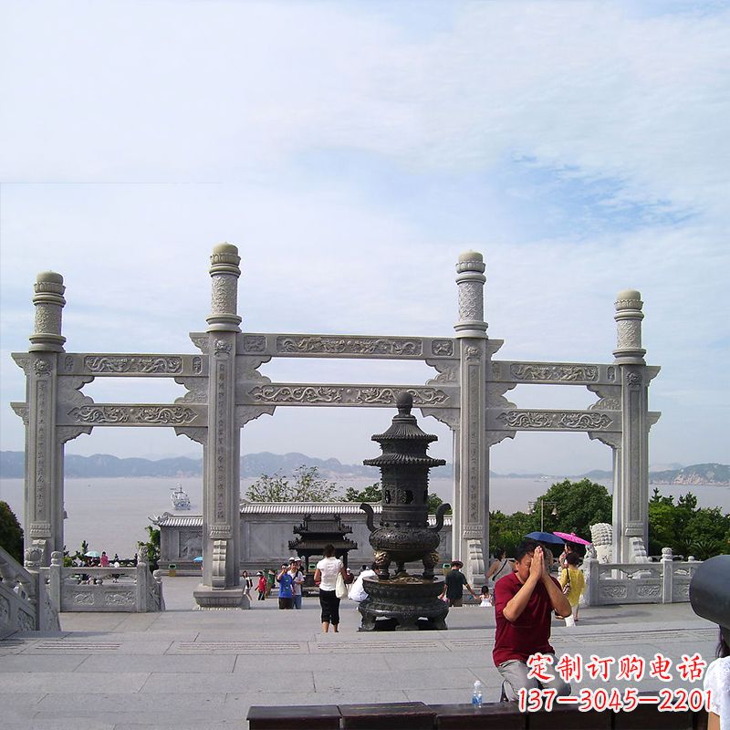 贵州寺院冲天式石雕牌坊
