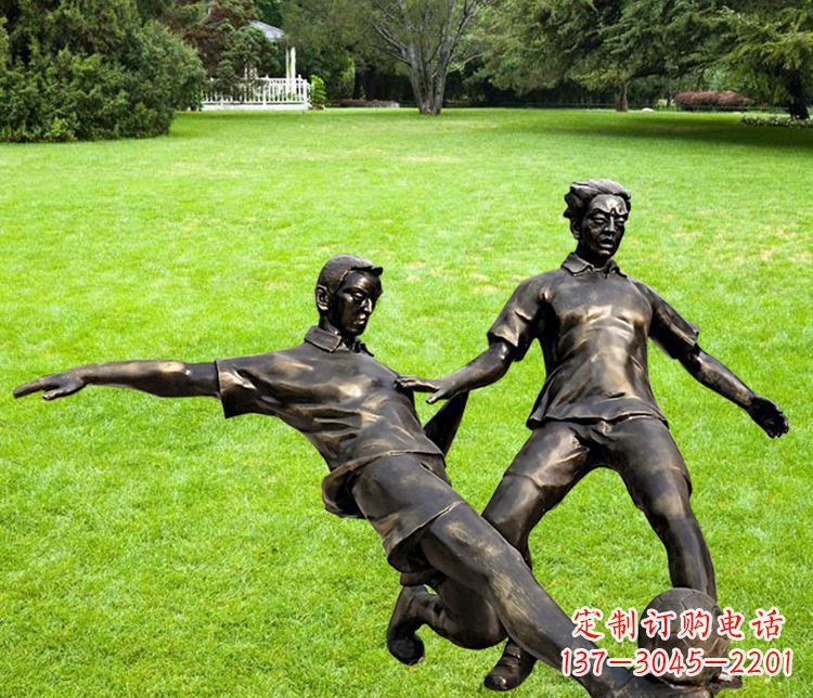 贵州踢足球的人物铜雕