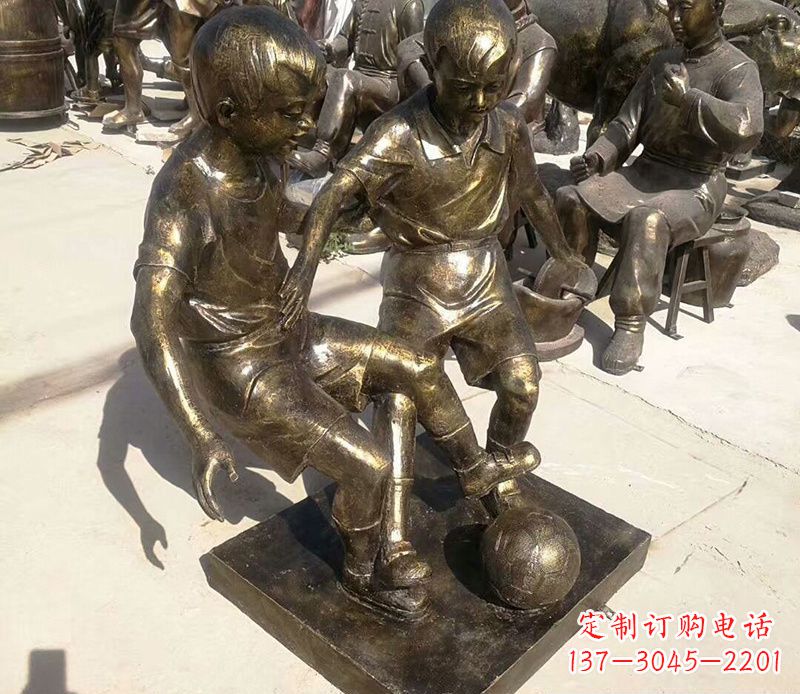 贵州踢足球的儿童铜雕