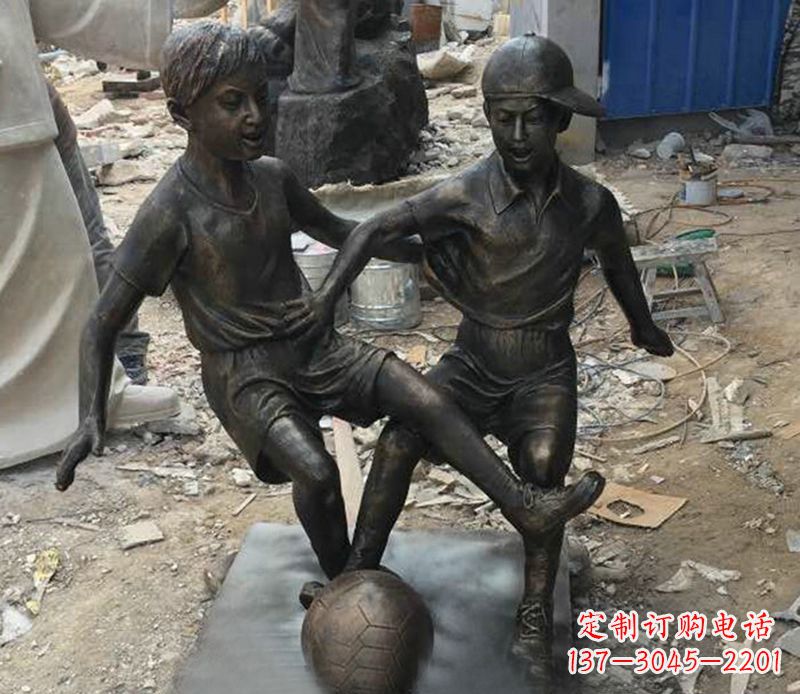 贵州踢足球公园人物铜雕