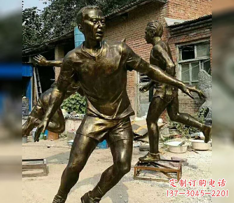 贵州踢足球广场人物铜雕