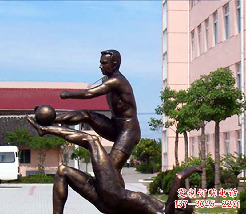 贵州踢足球人物广场小品铜雕