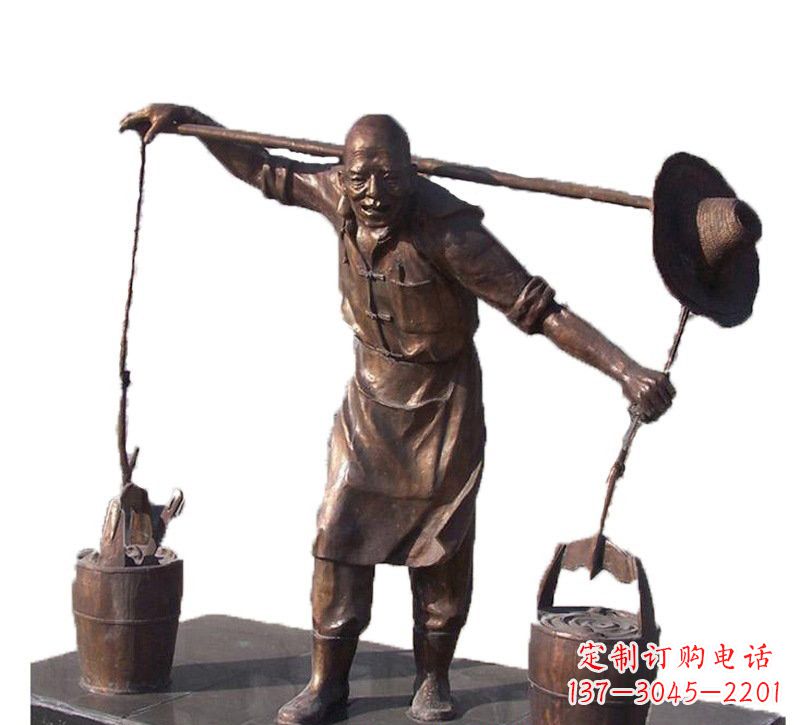 贵州挑扁担的老人铜雕
