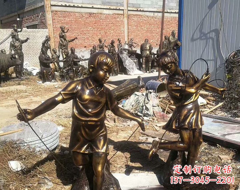 贵州跳绳的儿童铜雕