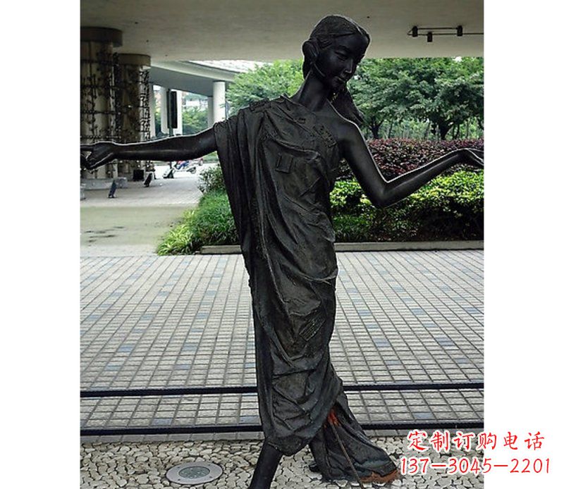 贵州跳舞的女孩街边景观铜雕