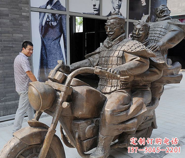 贵州铜雕街头骑摩托人物雕塑