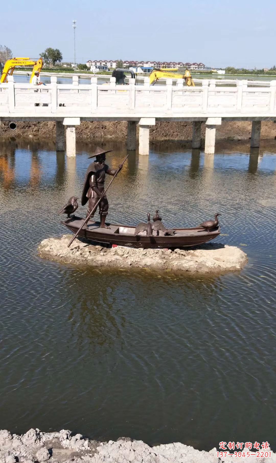 贵州铜雕渔夫撑船打鱼雕塑 湖边景观雕塑