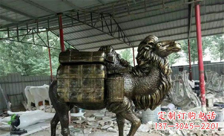 贵州拖行李的骆驼动物铜雕 (2)