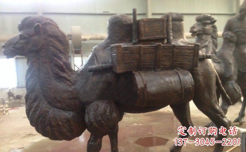 贵州驮着东西的骆驼公园动物铜雕