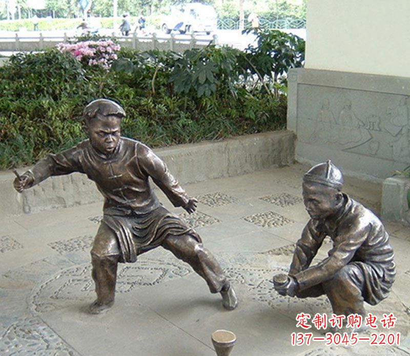 贵州玩陀螺的古代儿童铜雕