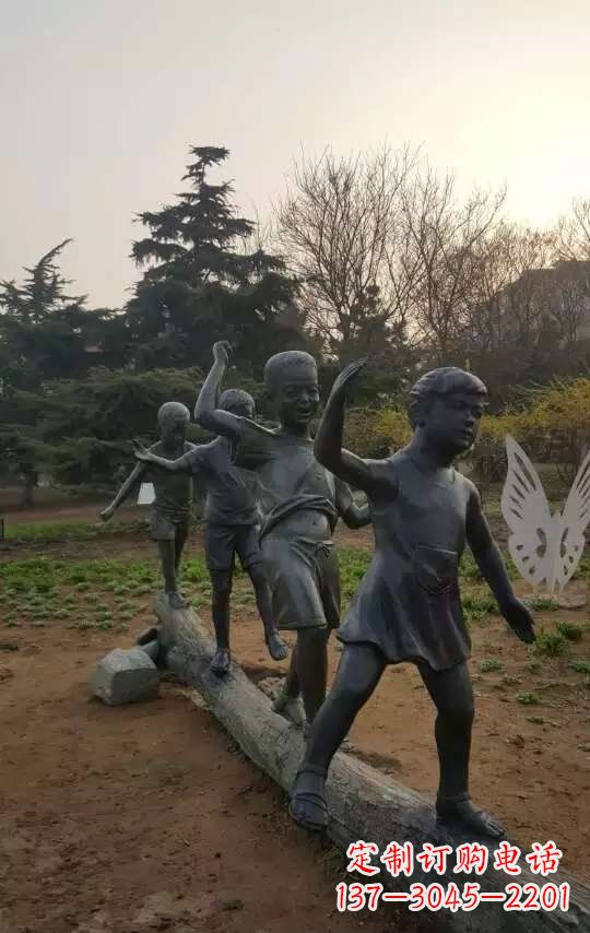 贵州玩走独木桥儿童铜雕