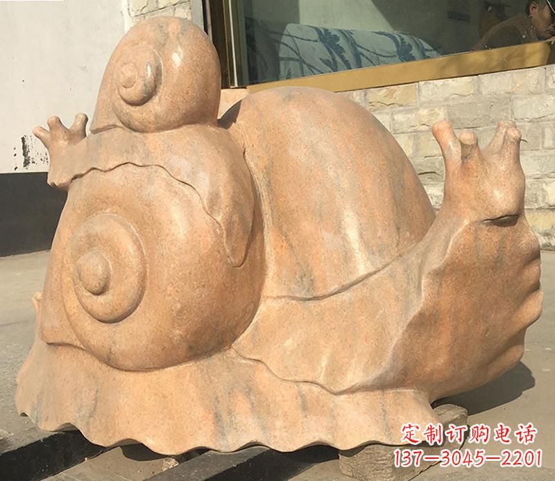 贵州晚霞红大型蜗牛母子雕塑