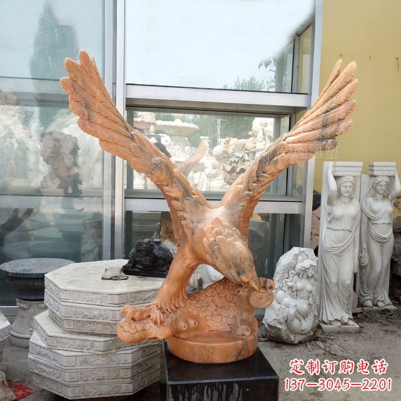 贵州晚霞红老鹰石雕塑
