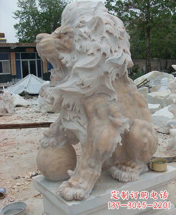 贵州晚霞红寺庙门口西洋狮子石雕