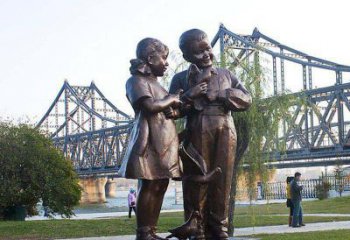 贵州小男孩与小女孩手持鸽子铜雕