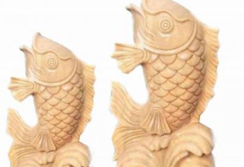贵州晚霞红石喷水鲤鱼雕塑，灵动悠扬