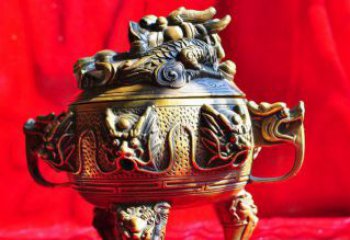 贵州三足香炉铜雕，象征家庭和睦