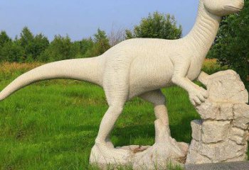 贵州雕刻恐龙的砂岩艺术