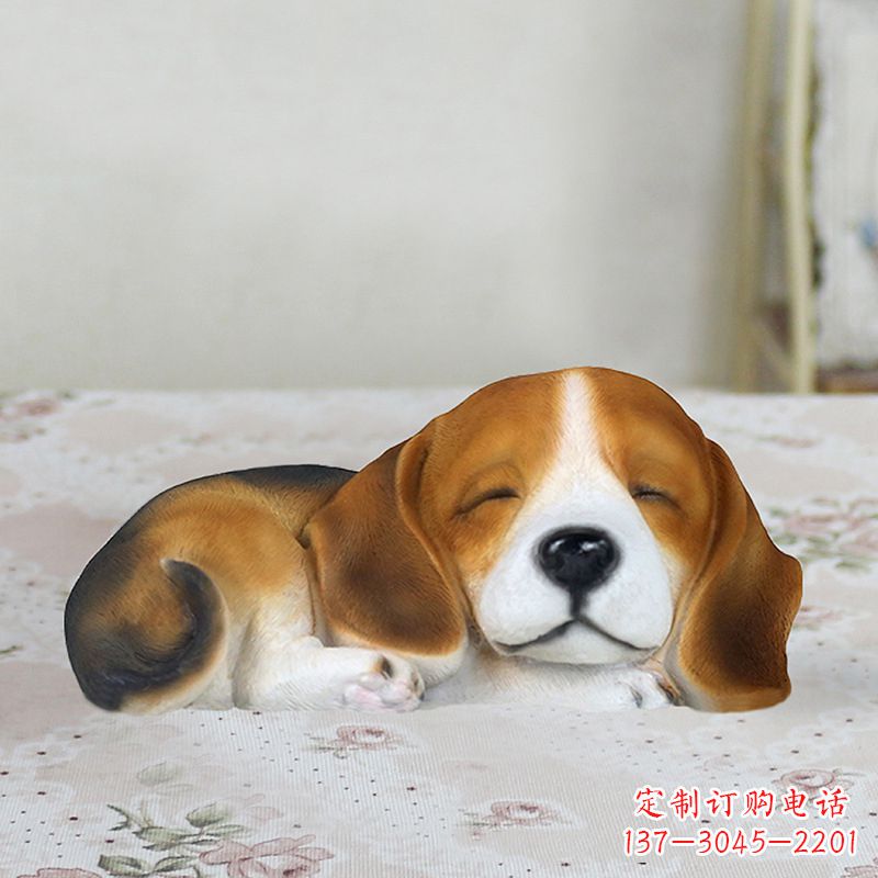 贵州卧姿比格犬仿真雕塑，睡觉的小狗狗是内美陈动物雕塑摆件