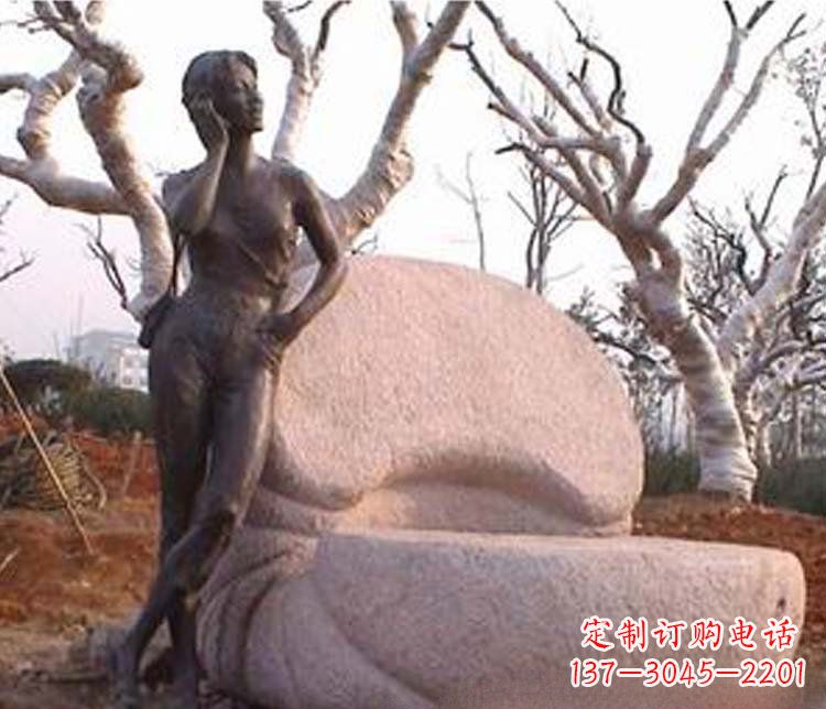 贵州现代女人打电话铜雕
