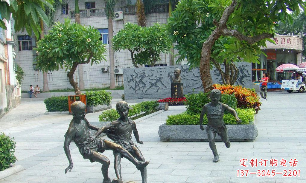 贵州小孩踢足球铜雕