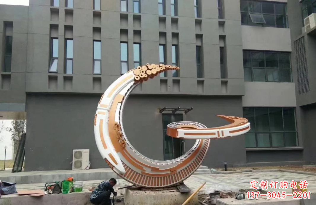 贵州小区抽象不锈钢月亮雕塑