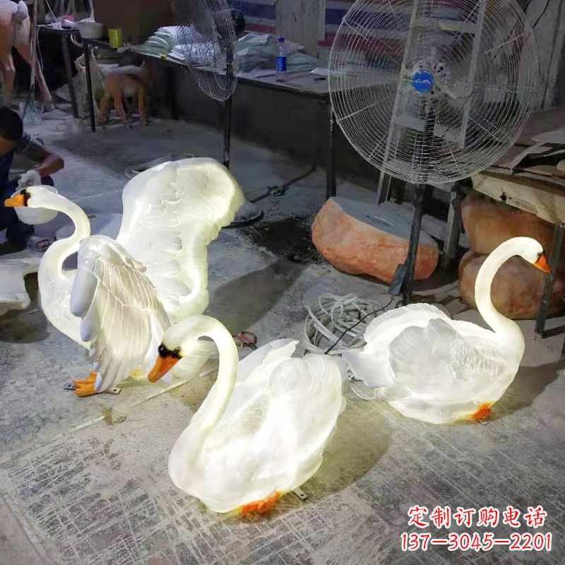 贵州小区园林草坪发光天鹅景观雕塑摆件