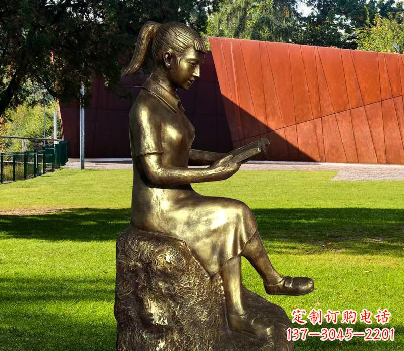 贵州校园看书的女孩铜雕