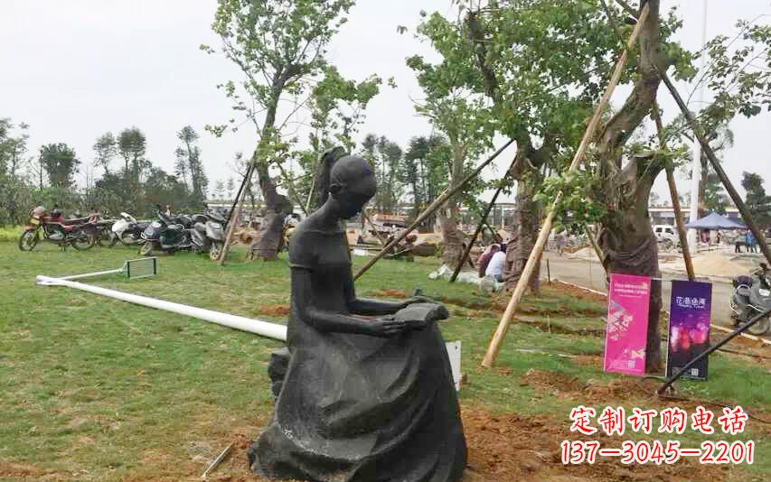 贵州校园看书女孩雕塑