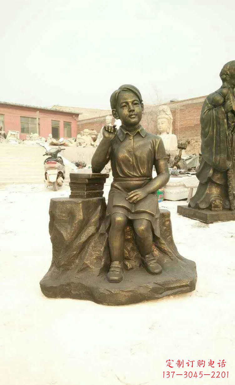 贵州校园看书思考的学生铜雕