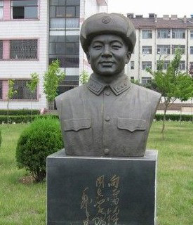 贵州校园雷锋铜像