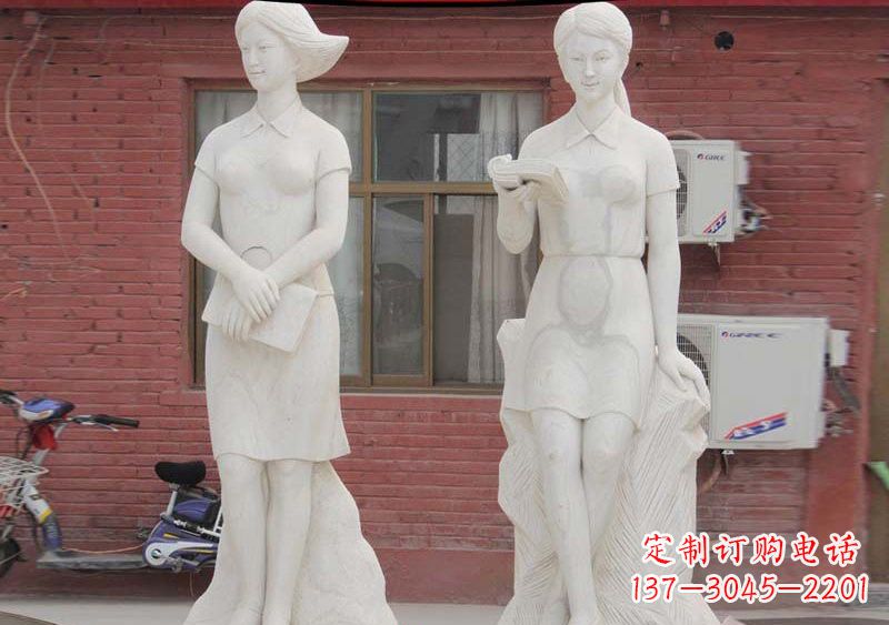 贵州校园拿书本的学生石雕