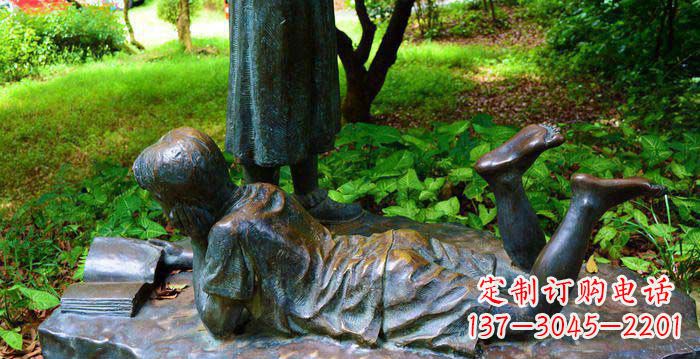 贵州校园趴着看书的小男孩人物铜雕