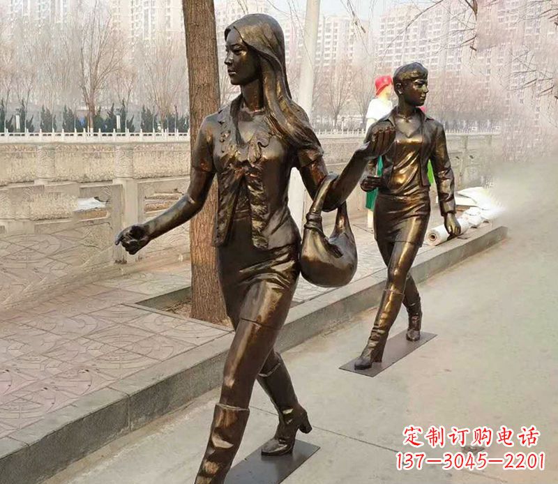 贵州行走的女人街边人物铜雕