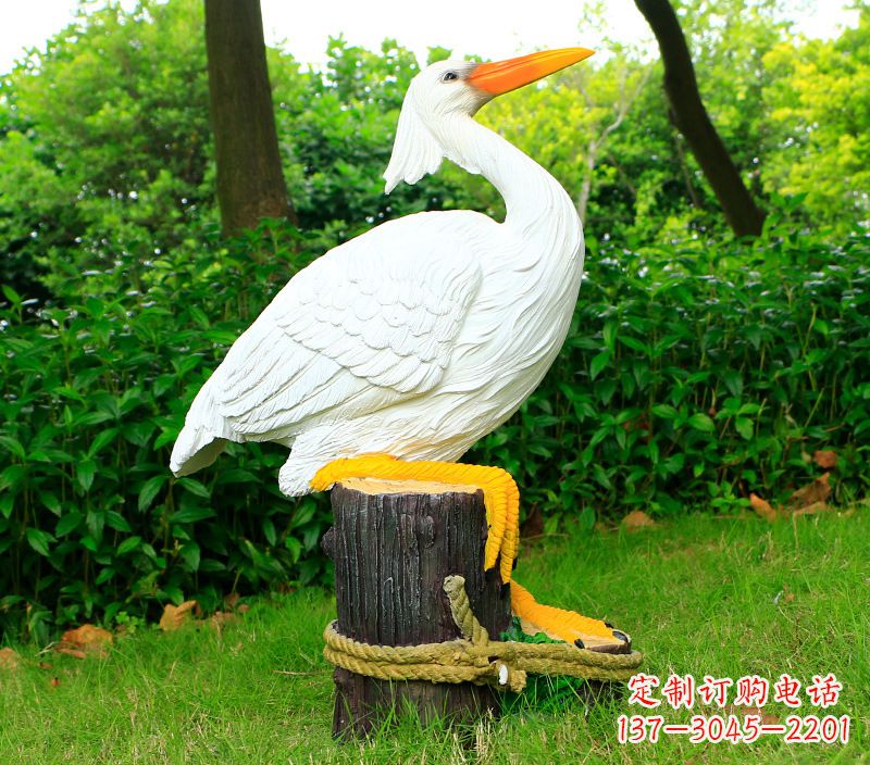贵州一男一女抱一只鸽子雕像
