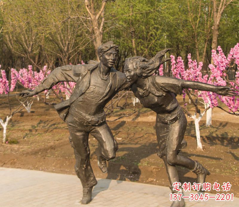 贵州游玩的情侣铜雕