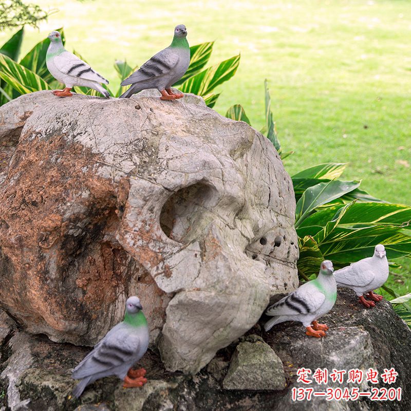 贵州众人托着和平鸽雕塑