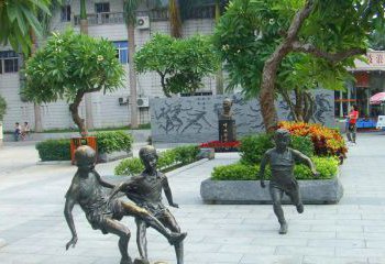 贵州小孩踢足球铜雕