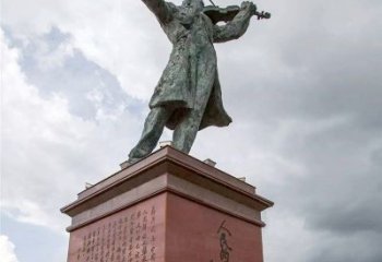 贵州音乐家聂耳拉小提琴景观名人雕塑