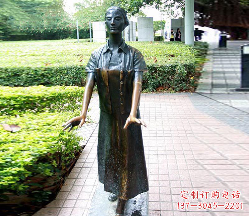贵州走路的盲人女孩铜雕