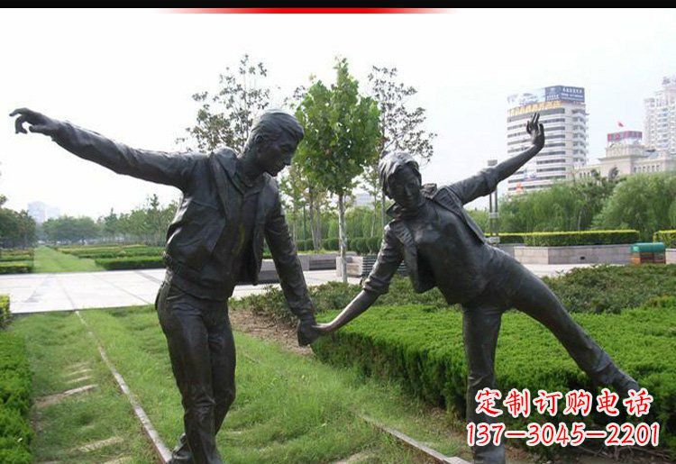贵州走铁轨的情侣铜雕