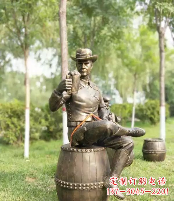 贵州坐酒桶喝啤酒的牛仔铜雕