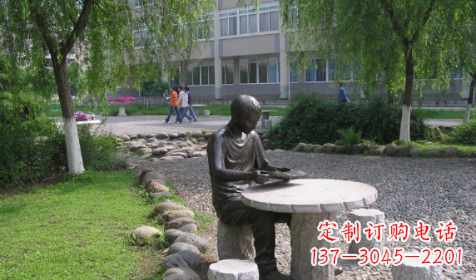 贵州坐石桌凳看书的学生铜雕
