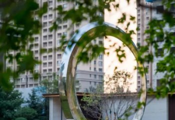 贵州圆环雕塑-别墅草坪不锈钢镜面大型户外景观圆环雕塑